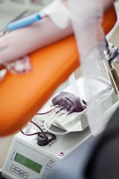 Donor gives blood — Stock Photo, Image