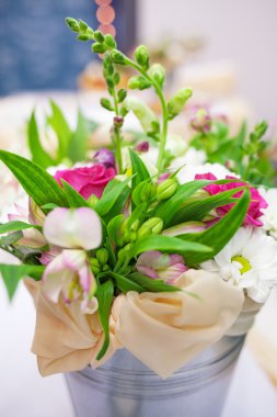 Düğün buket gümüş bir kova