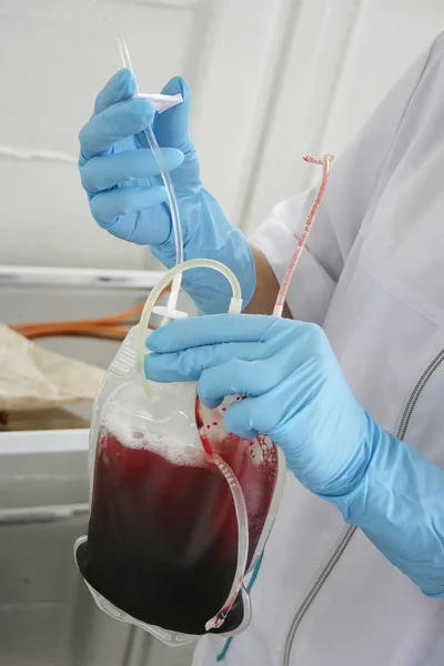 Mujer sosteniendo una bolsa de sangre —  Fotos de Stock