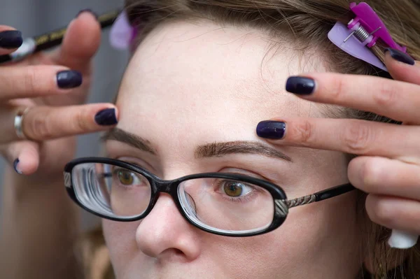 Kosmetikerin, die Augenbrauen permanent schminkt (tätowiert). — Stockfoto