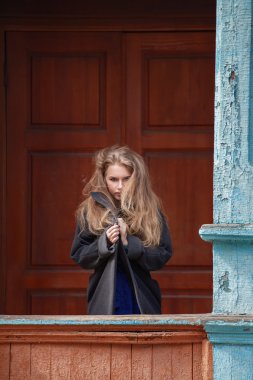 Işık gri paltolu güzel sarışın kadın.