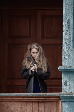 Işık gri paltolu güzel sarışın kadın.