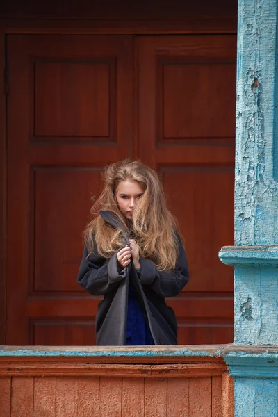 Mooie blonde vrouw in een licht grijze vacht. — Stockfoto