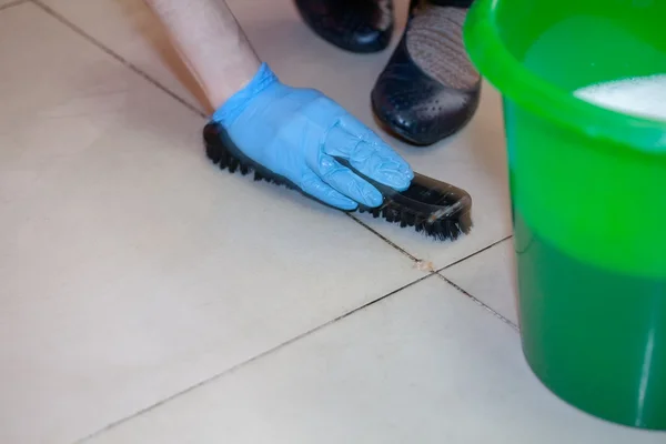 Kobieta sprzątająca podłogę — Zdjęcie stockowe