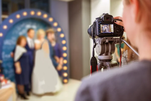 Chica el fotógrafo en la boda — Foto de Stock