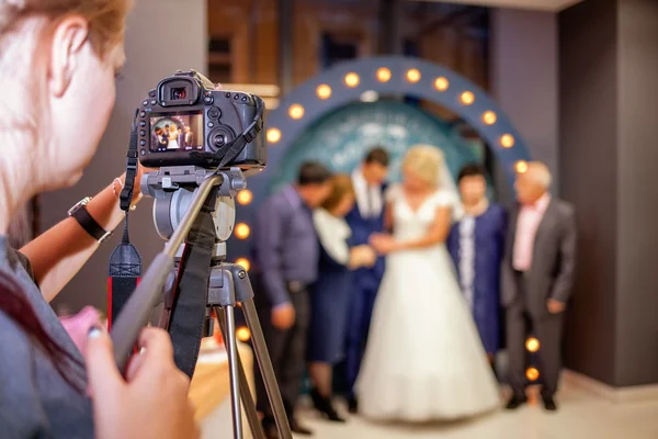 Dívka fotograf na svatbě — Stock fotografie