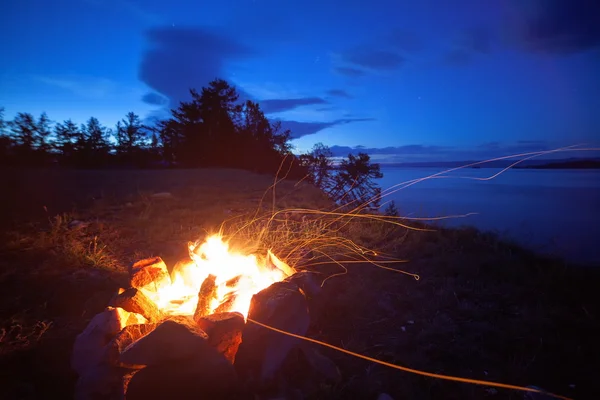 Bonfire night on the shores of Lake Baikal. — Stock Photo, Image