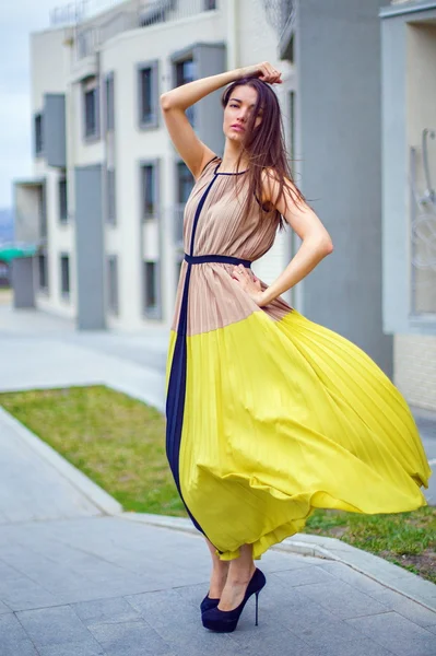 Beautiful brunette in a dress on the street. — Stock Photo, Image