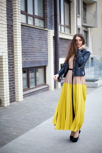 Hermosa morena en un vestido en la calle . —  Fotos de Stock