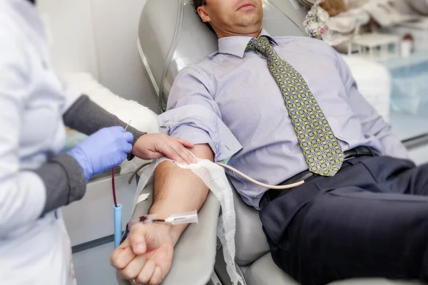 Donor gives blood — Stock Photo, Image