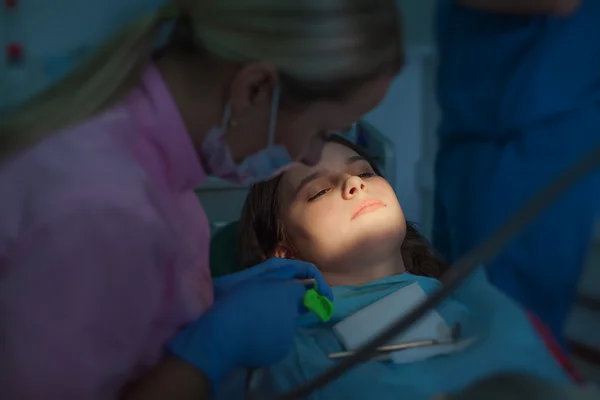 Diş hekimi, bir resepsiyonda kız hasta. — Stok fotoğraf