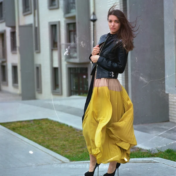 Fashion beautiful brunette woman wearing a rock black leather — Stock Photo, Image