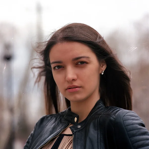 Fashion beautiful brunette woman wearing a rock black leather — Stock Photo, Image