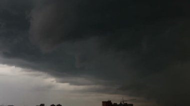Fırtına bulutları gökyüzünde hızla hareket.