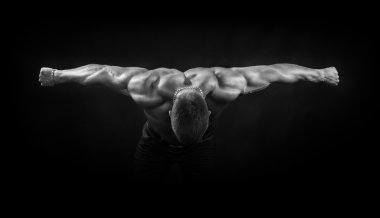 Studio poz atletik genç adam