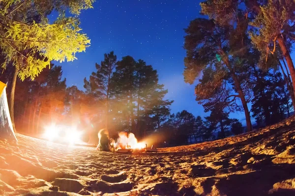 Turystów przy ognisku w nocy. Olkhon island jezioro Bajkał — Zdjęcie stockowe
