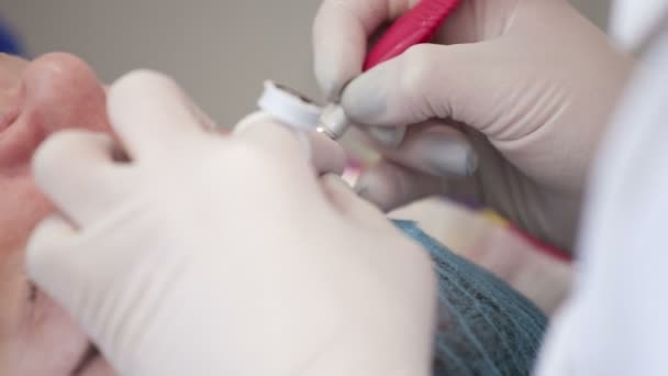 Schoonheidsspecialist toepassing van permanente make-up (tattoo) op wenkbrauwen. — Stockvideo