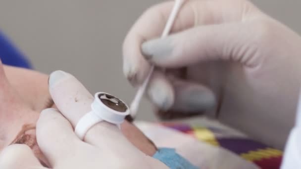 Cosmetólogo aplicando maquillaje permanente (tatuaje) en las cejas . — Vídeos de Stock