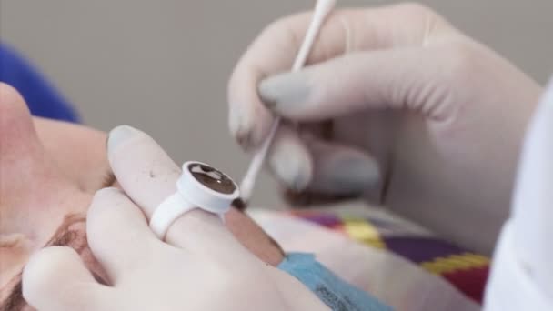 Cosmetólogo aplicando maquillaje permanente (tatuaje) en las cejas . — Vídeos de Stock