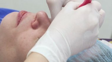 Kalıcı uygulama güzellik uzmanı (tattoo) kaslar üzerinde olun..