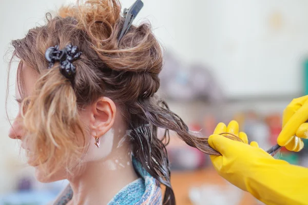 Cheratina stiratura dei capelli a casa . — Foto Stock