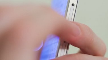 Kız akıllı telefonundaki sms aramalar.