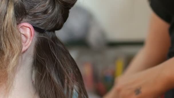 Keratin vlasy rovnání doma. — Stock video
