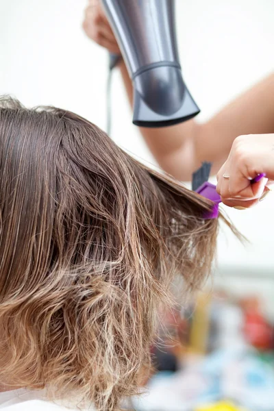 Keratin hair uträtning hemma. — Stockfoto