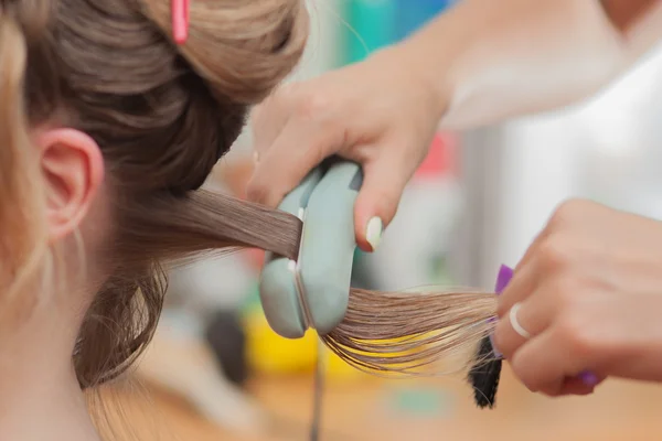 Cheratina stiratura dei capelli a casa . — Foto Stock