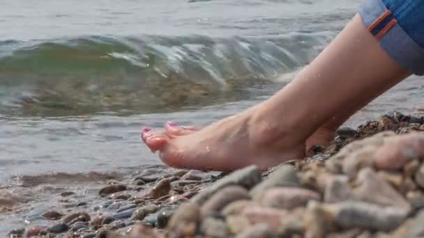 La fille est assise sur le rivage du Baïkal . — Video