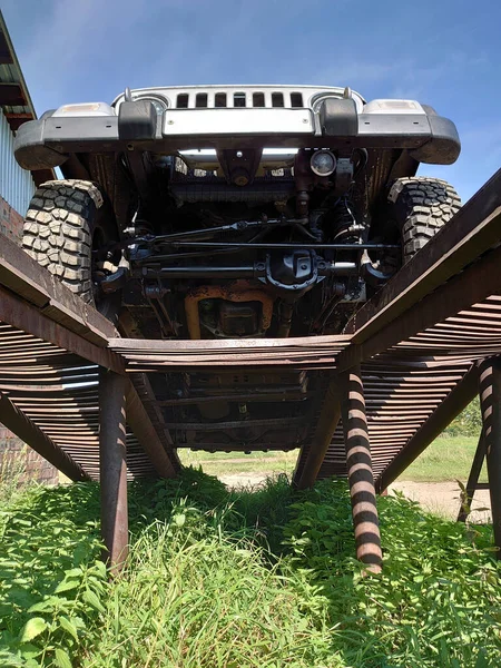 Jeep Wrangler Puxa Para Viaduto — Fotografia de Stock