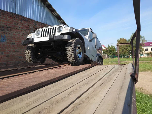 Jeep Wrangler Drar Överfarten — Stockfoto