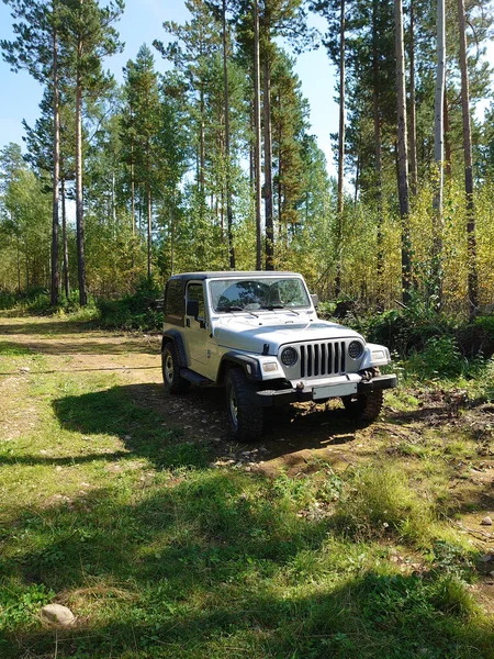 Jeep Uma Estrada Verão País — Fotografia de Stock