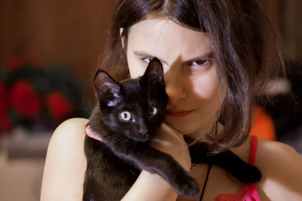 Adolescente menina segurando gatinho — Fotografia de Stock