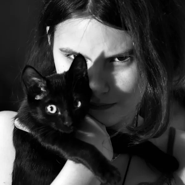 Teenage girl holding kitten — Stock Photo, Image