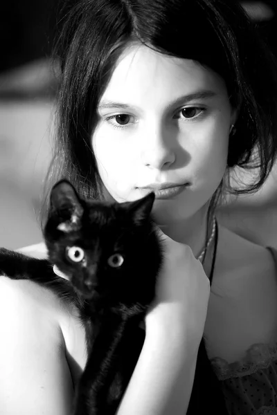 Adolescente menina segurando gatinho — Fotografia de Stock