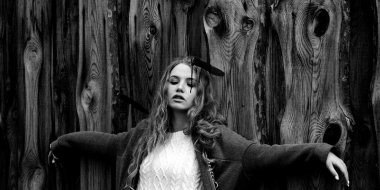 Bıçağı olan kadın