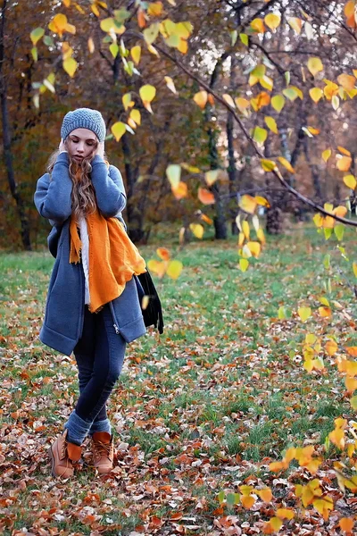 Jong meisje wandelen in het park — Stockfoto