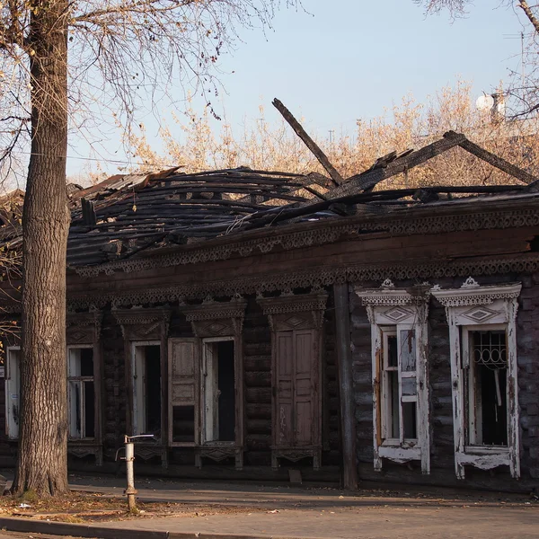 Старый деревянный дом — стоковое фото