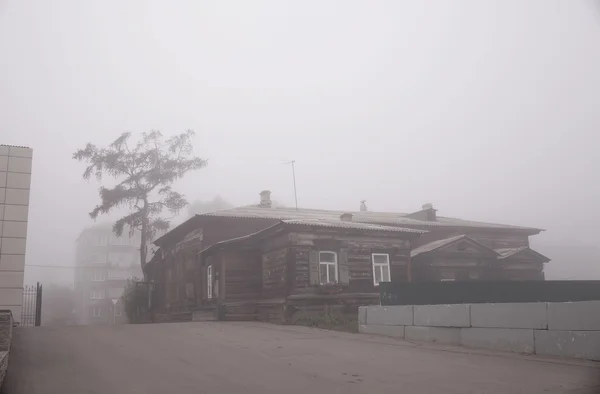 Rua na cidade de Irkutsk nevoeiro — Fotografia de Stock