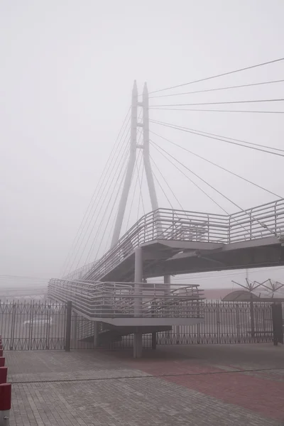 Fußgängerbrücke im Nebel — Stockfoto