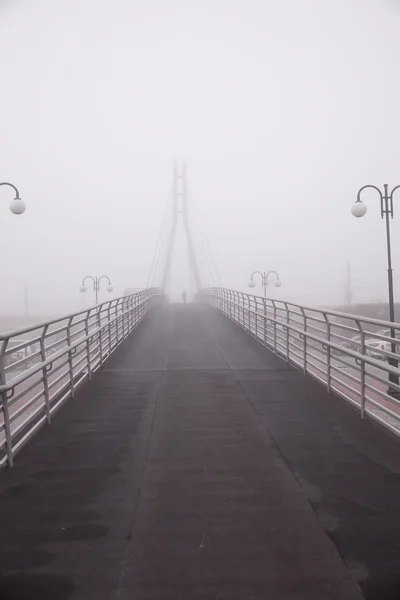 Voetgangersbrug in de mist — Stockfoto