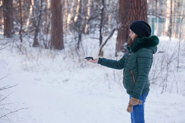 Girl lure protein in the winter forest. — Stock Photo, Image