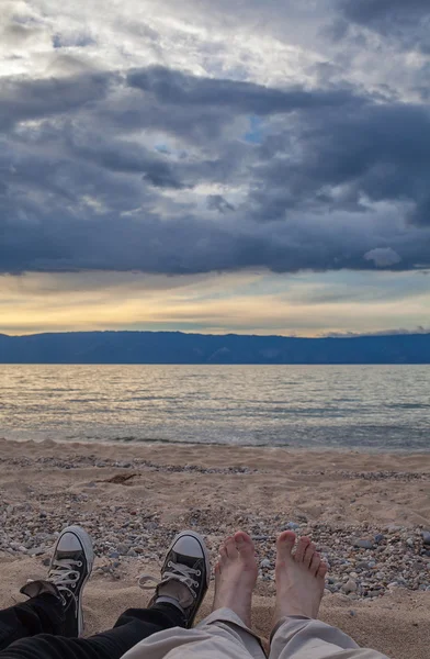 Paire de jambes sur la plage de mer — Photo