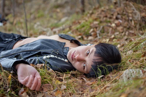 Vrouw op Herfstbladeren. — Stockfoto