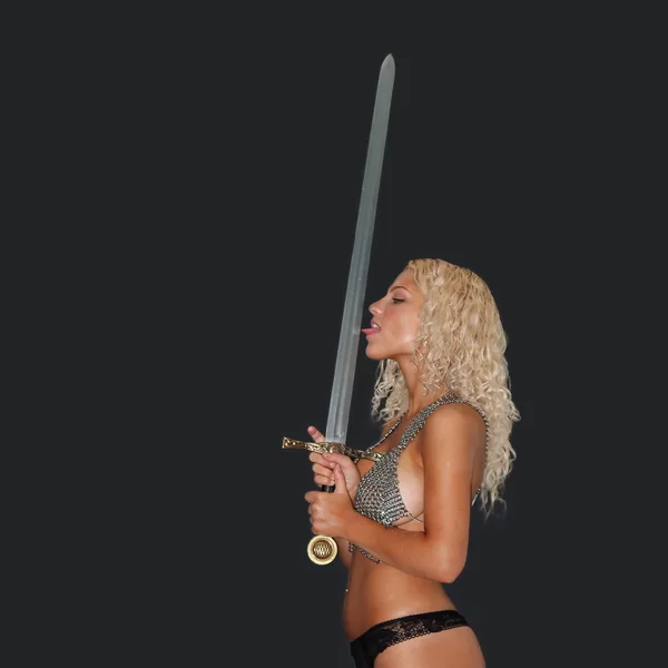 Mujer con espada . — Foto de Stock