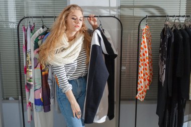 Kız kıyafetleri içinde bir butik seçer..