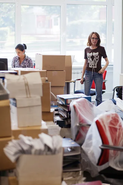 Duas raparigas mudam-se para um novo escritório . — Fotografia de Stock