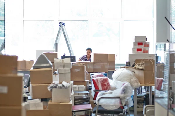 La fille a déménagé au bureau . — Photo