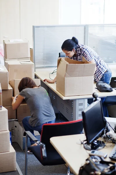 Dua gadis pindah ke kantor baru . — Stok Foto